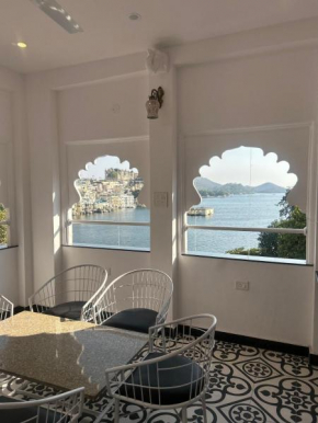 THE WHITE HOUSE On LAKE PICHOLA TWH